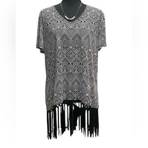 Women’s V-Neck Short Sleeve Top Black & White Geo Design Fringed Bottom CATO Lg